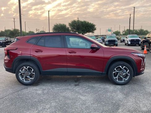 Used 2025 Chevrolet Trax LT image 3