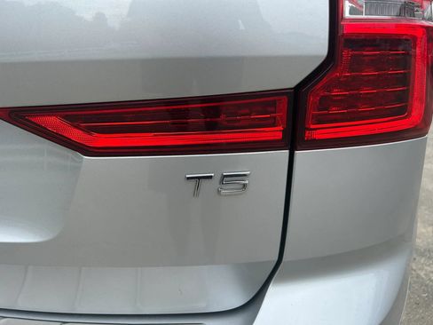 Used 2021 Volvo XC60 T5 Momentum w/ Advanced Package FWD image 12