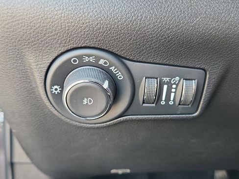 Used 2024 Jeep Compass Latitude AWD/4WD image 24