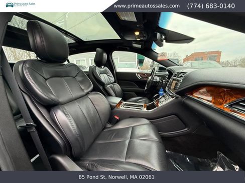 Used 2017 Lincoln Continental Select w/ Climate Package AWD/4WD image 10