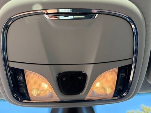 Used 2019 Jeep Cherokee Limited image 18