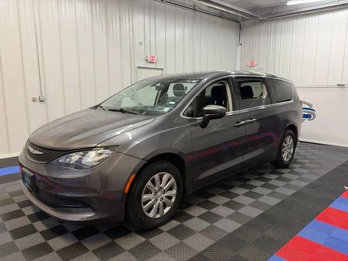 Used 2021 Chrysler Voyager L FWD image 7