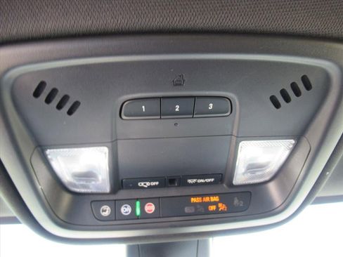 Used 2022 Chevrolet Traverse LT FWD image 27