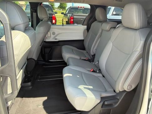 Used 2025 Toyota Sienna XLE FWD image 20