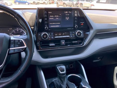 Used 2022 Toyota Highlander XLE image 10