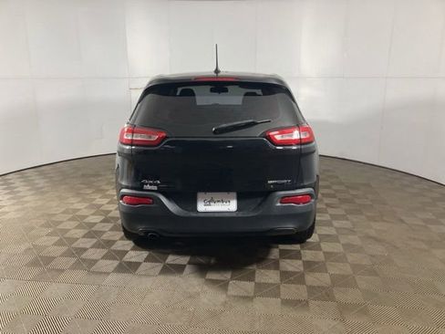Used 2016 Jeep Cherokee Sport image 4