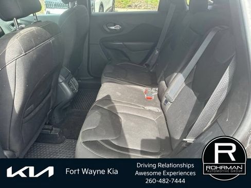 Used 2015 Jeep Cherokee Latitude w/ Comfort/Convenience Group FWD image 11