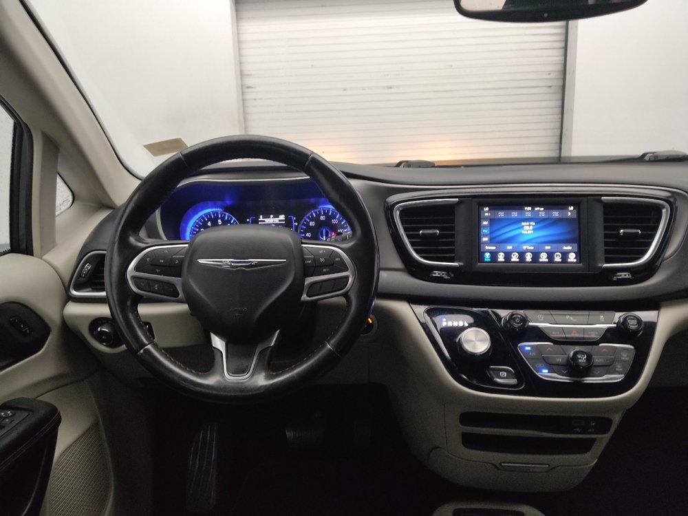 Used 2020 Chrysler Pacifica Touring-L FWD image 22