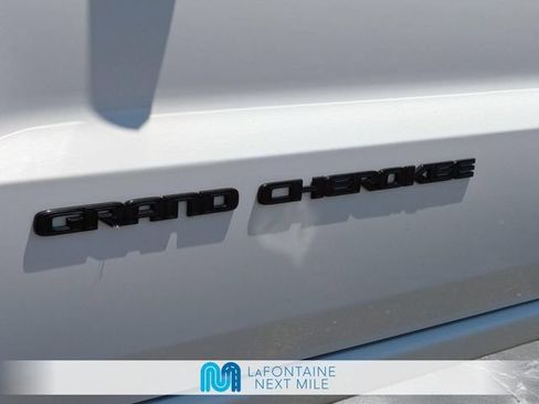Used 2021 Jeep Grand Cherokee Altitude AWD/4WD image 10