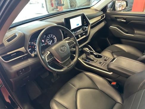 Certified 2024 Toyota Highlander XLE AWD/4WD image 11