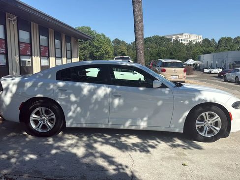 Used 2019 Dodge Charger SXT RWD image 4