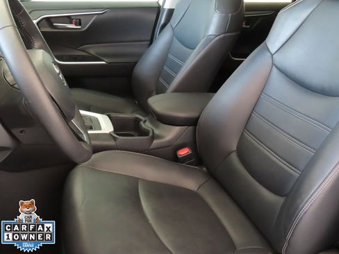 Used 2022 Toyota RAV4 XLE Premium image 12