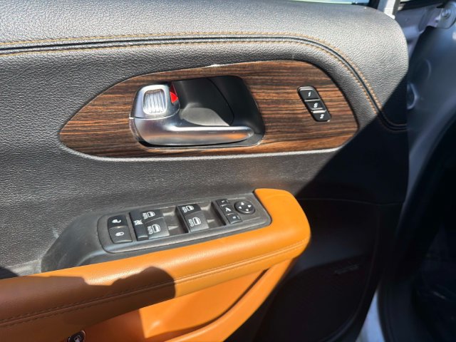 Used 2023 Chrysler Pacifica Pinnacle FWD image 15