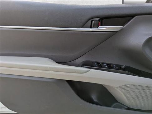 Used 2018 Toyota Camry SE image 11