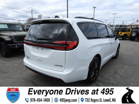 Used 2025 Chrysler Pacifica Limited FWD image 5