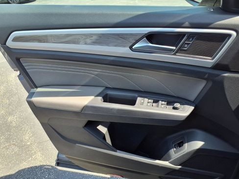Used 2021 Volkswagen Atlas Cross Sport SE w/ Panoramic Sunroof Package FWD image 21