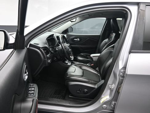 Used 2019 Jeep Cherokee Trailhawk AWD/4WD image 11