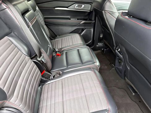 Used 2025 Ford Explorer ST-Line w/ ST-Line Street Pack image 12