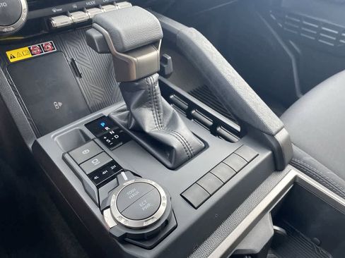 Certified 2025 Toyota Tacoma SR5 AWD/4WD image 19