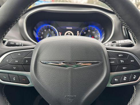 Used 2025 Chrysler Pacifica Select image 26