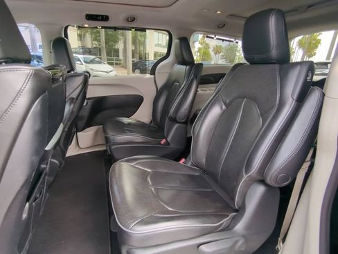 Used 2019 Chrysler Pacifica Limited w/ Advanced Safetytec Group FWD image 17