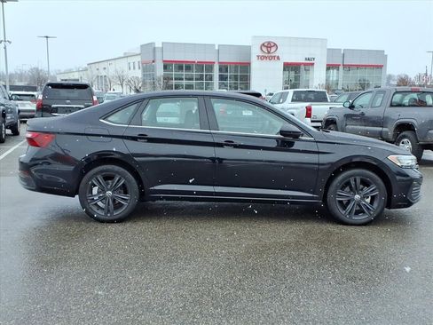 Used 2023 Volkswagen Jetta SE w/ Panoramic Sunroof Package image 3