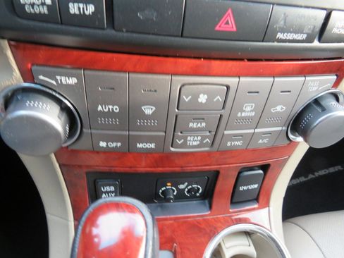 Used 2012 Toyota Highlander Limited w/ Tow Pkg FWD image 16