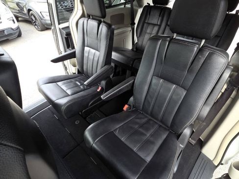 Used 2016 Chrysler Town & Country Touring FWD image 27
