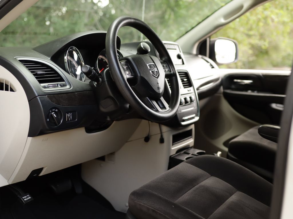Used 2016 Dodge Grand Caravan American Value Package FWD image 9