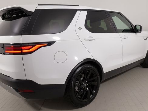 Used 2024 Land Rover Discovery S image 12