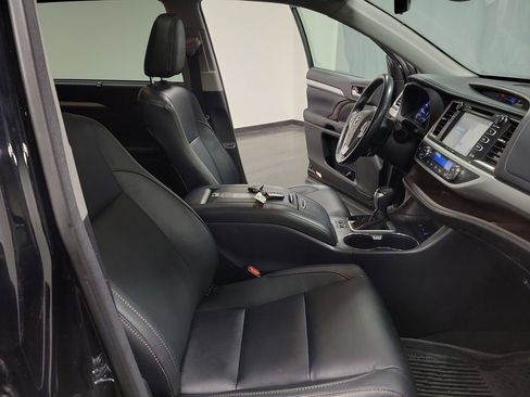 Used 2017 Toyota Highlander XLE AWD/4WD image 23