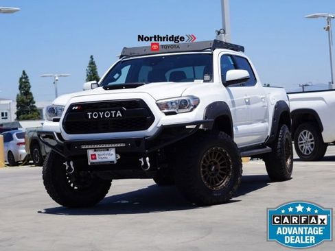 Used 2018 Toyota Tacoma TRD Sport w/ Technology Package RWD image 4