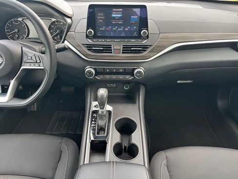 Used 2025 Nissan Altima 2.5 SV FWD image 24