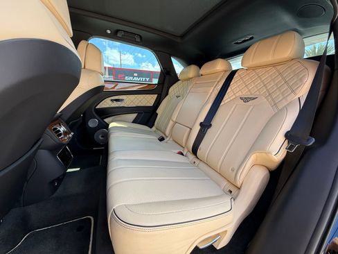 Used 2021 Bentley Bentayga image 19