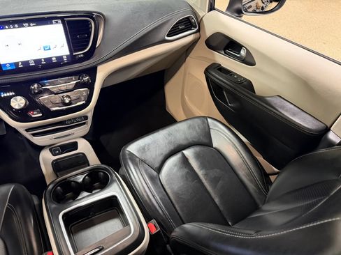 Used 2023 Chrysler Pacifica Touring-L FWD image 54