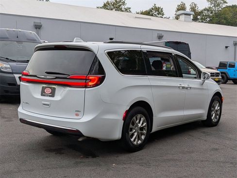 Certified 2022 Chrysler Pacifica Touring-L image 3