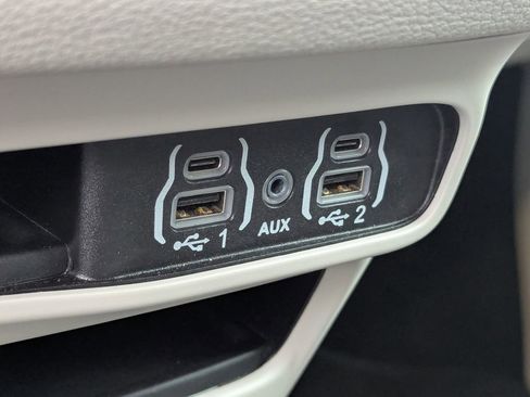 Used 2024 Chrysler Pacifica Select image 24