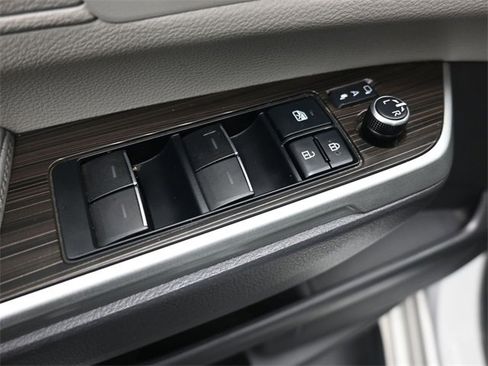 Used 2021 Toyota Sienna Limited image 13