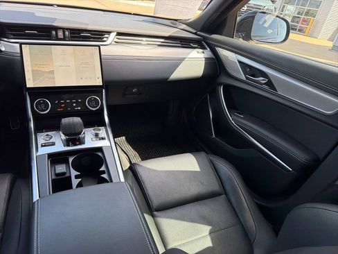 Used 2024 Jaguar XF R-Dynamic SE RWD image 19