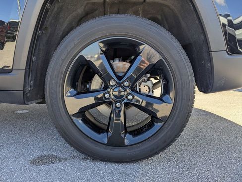 Used 2023 Jeep Grand Cherokee Altitude image 16