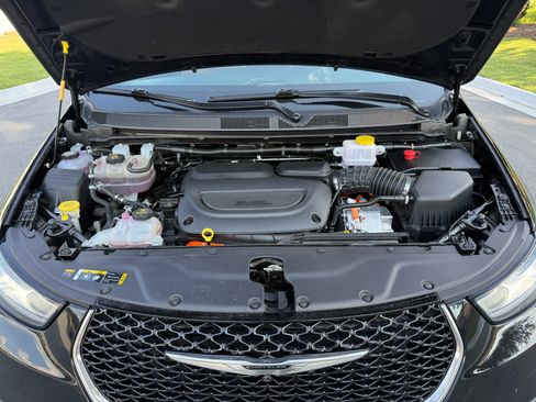 Used 2025 Chrysler Pacifica Pinnacle FWD image 30