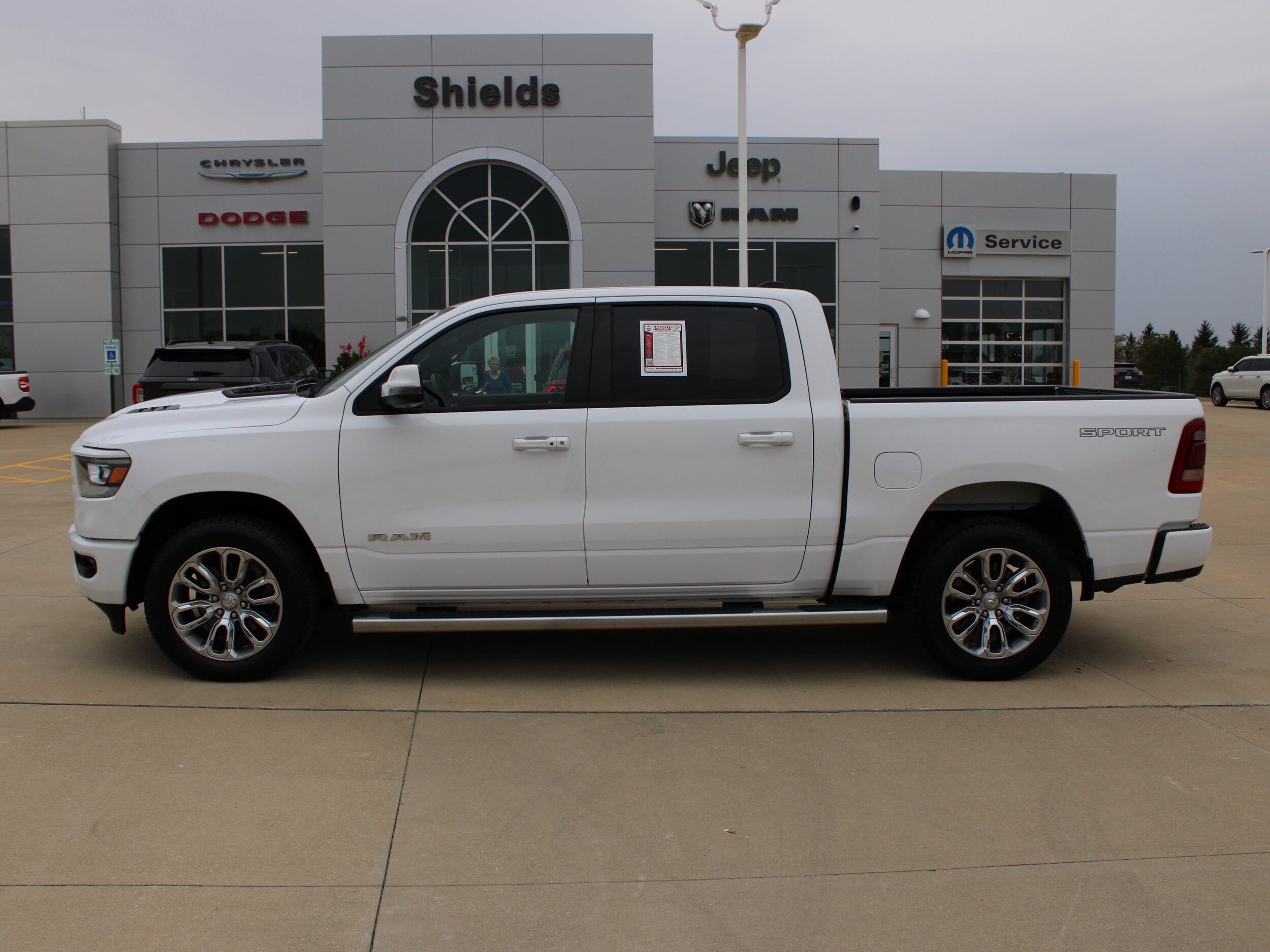 Used 2023 RAM 1500 Laramie AWD/4WD image 3