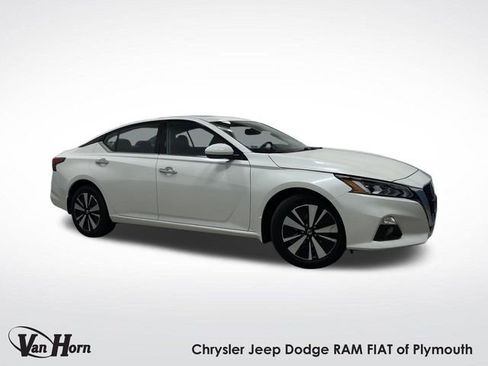 Used 2020 Nissan Altima 2.5 SV image 1