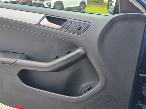 Used 2015 Volkswagen Jetta SE FWD image 26