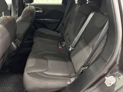 Used 2016 Jeep Cherokee Latitude w/ Cold Weather Group image 9