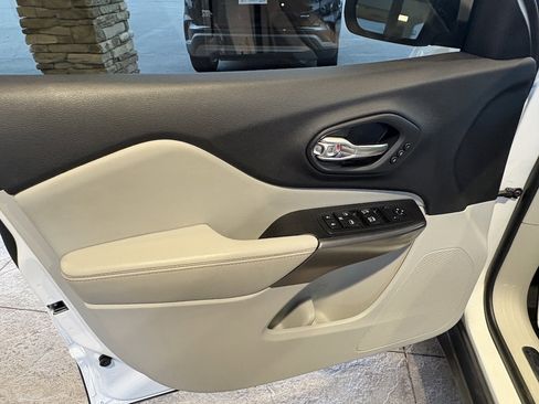 Used 2019 Jeep Cherokee Limited image 23