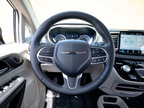 Used 2024 Chrysler Pacifica Touring-L FWD image 15