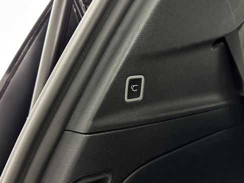 Used 2025 Chrysler Pacifica Select image 33