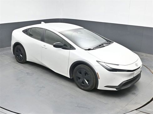 Used 2023 Toyota Prius LE image 1