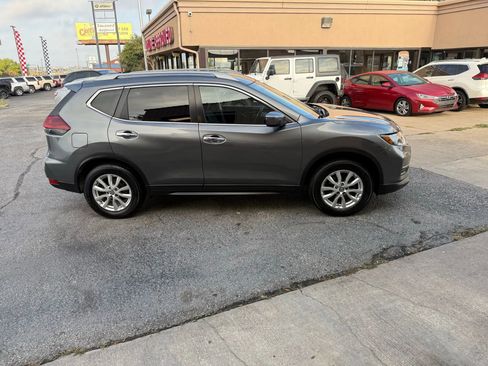 Used 2019 Nissan Rogue SV image 4